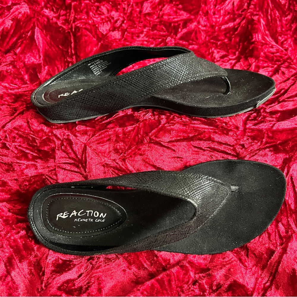 NWOB Kenneth Cole Vegan Suede Flip Flop Sandals - Picture 3 of 12